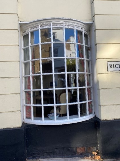 Figure 76 bowed window at 2 Richmond Hill