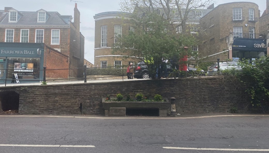 Figure 62 Retaining wall between Hill Rise and Petersham Road also showing early 20th century Metropolitan drinking fountain