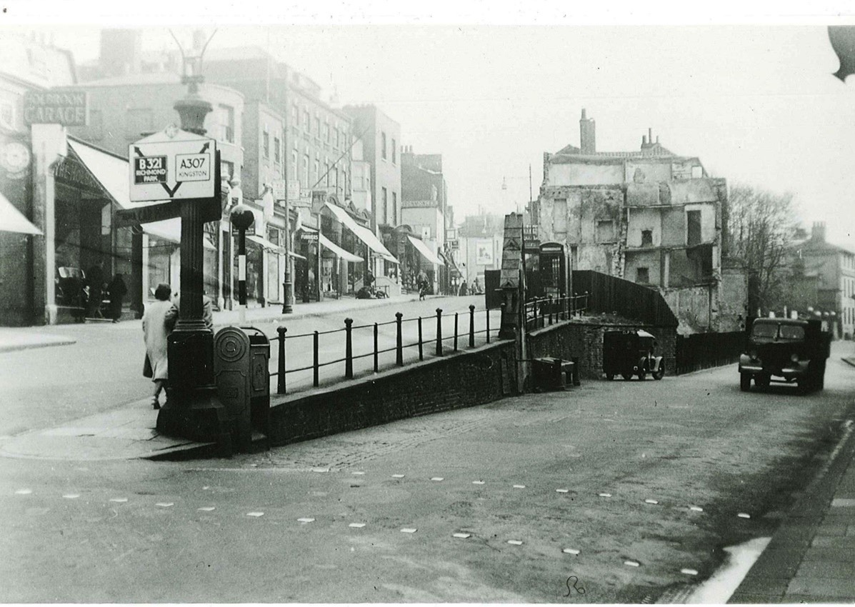 Figure 20 Junction of Hill Rise and Petersham Road 1939. Note the dilapidated state of the buildings in the centre and the presence of shops to the left where front gardens exist in the photo above