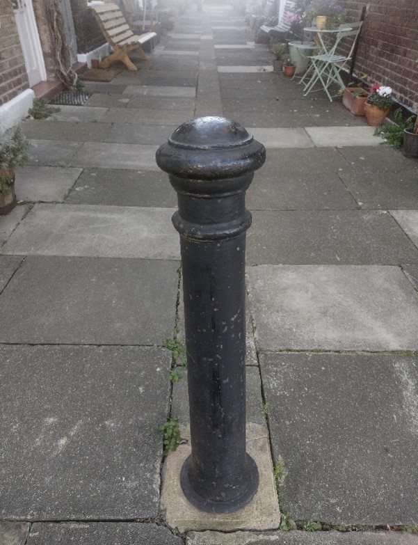 Figure 224 Manchester style bollard at entrance to Lancaster Cottages
