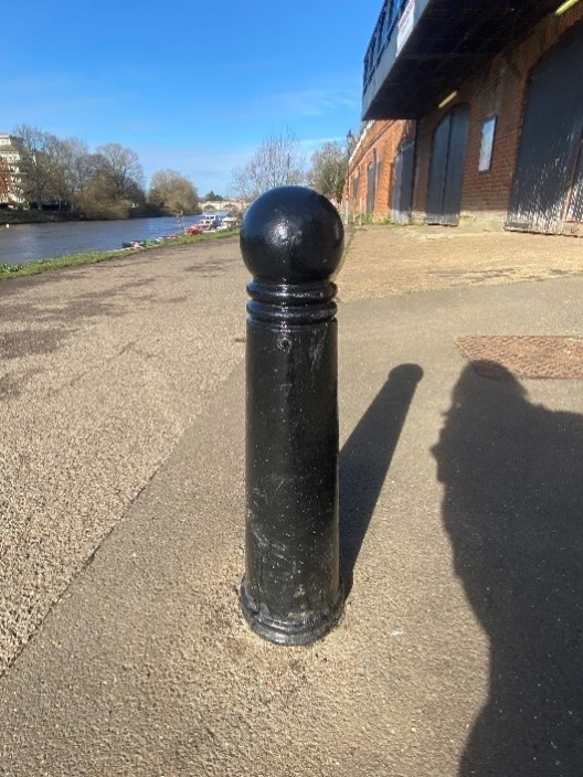 Figure 223 Small bollard on Thames towpath