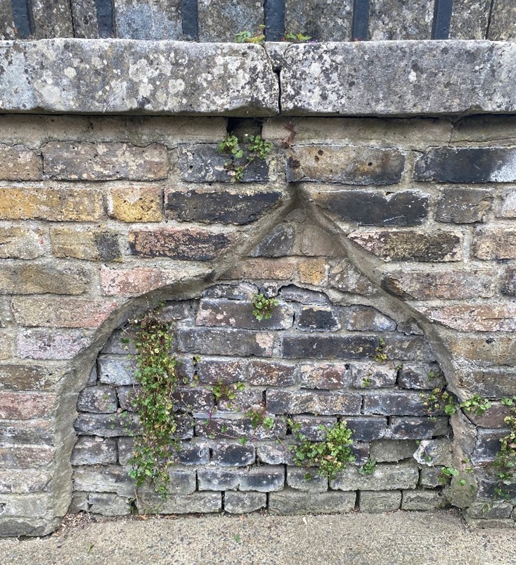 Figure 201 Arch in the brickwork of the Vineyard Passage Burial Ground