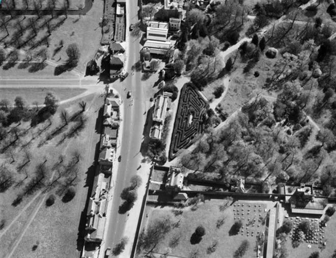 Fig. 19 Aerial photo of Hampton Court Road west in 1948. Historic England.