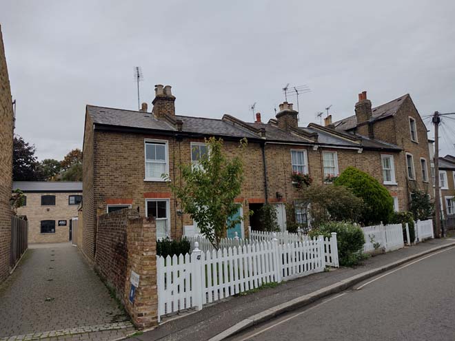 Fig. 40: The cottages ar the same typology found throughout the Area, though the depths of their gardens vary greatly in response to the curve of the road