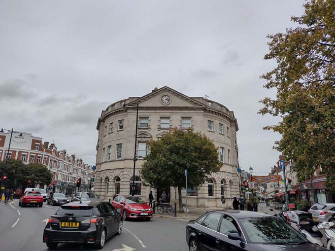 Fig. 162: Barclays Bank acts as a focal point and landmark building at the junction of multiple roads