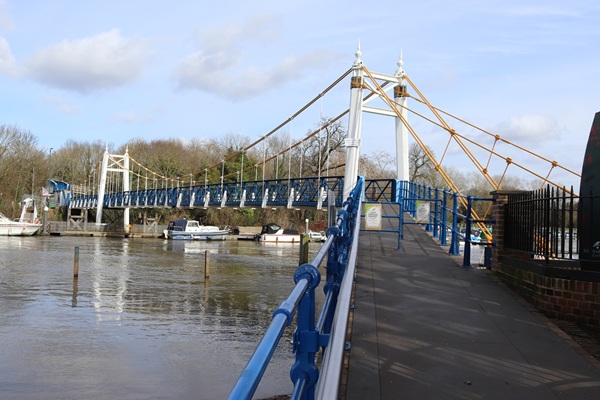 New safety speaker at Teddington Lock warns against dangerous river jumping