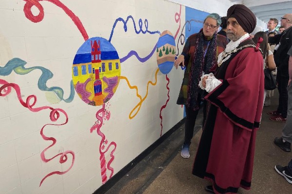 Deputy Mayor unveils twinning town murals with Richmond in Europe Association